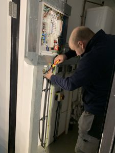 commercial electrician carry out in depth inspection and testing - Elecwork